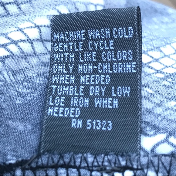 Kenneth Cole Reaction Black White Short Sleeve Slanted Hemline Blouse Sz L - Picture 9 of 10